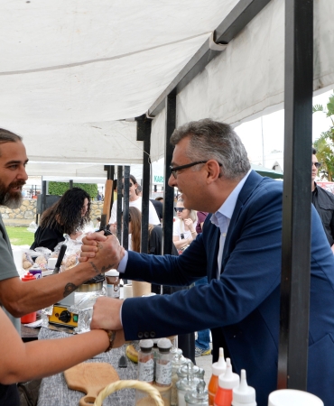cumhurbaskani-tufan-erhurman-8-karsiyaka-tas-armudu-festivaline-katildi.jpeg
