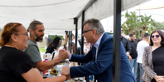 Cumhurbaşkanı Tufan Erhürman, 8. Karşıyaka Taş Armudu Festivali’ne katıldı