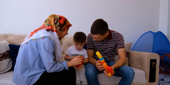 Bakan Kurum depremzede ailenin bayram sevincini paylaştı