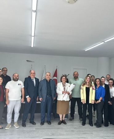 dr-tomris-mahirele-yilin-annesi-odulu-verildi.jpeg
