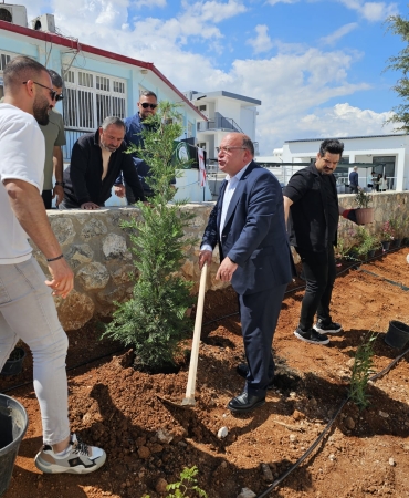 erenkoy-karpaz-belediye-baskani-bakirci-ogrencilerle-fidan-dikti.jpeg