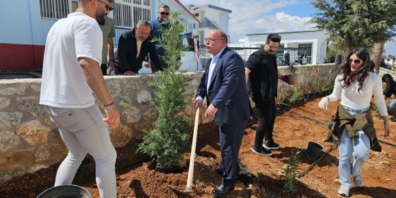 Erenköy-Karpaz Belediye Başkanı Bakırcı, öğrencilerle fidan dikti