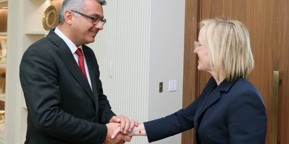 Erhürman, Davis ile görüştü