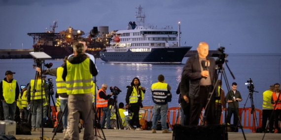 Hantavirüs vakalarının tespit edildiği yolcu gemisi, Kanarya Adaları’nın Tenerife kentindeki limana geldi