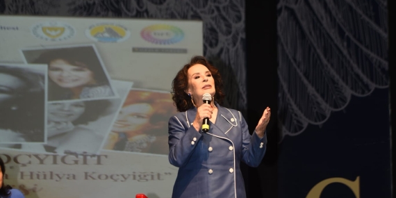 Hülya Koçyiğit GAÜ’de düzenlenen söyleşide sevenleriyle buluştu