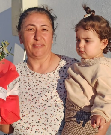 iskele-belediyesi-annelere-saksida-zeytin-agaci-armagan-ediyor.jpeg