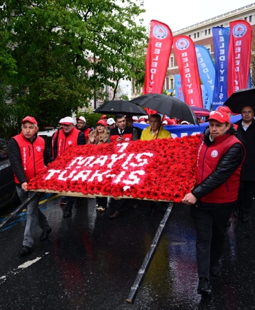istanbulda-bazi-sendikalar-1-mayis-emek-ve-dayanisma-gununu-kutladi-scaled.jpeg
