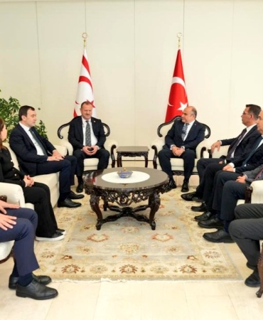 rtuk-baskani-danis-ve-beraberindeki-heyet-buyukelci-basceri-ile-gorustu.jpeg