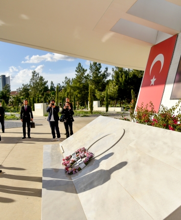 rtuk-baskani-mehmet-danis-kucuk-ve-denktasin-anit-mezarlarini-ziyaret-etti.jpeg