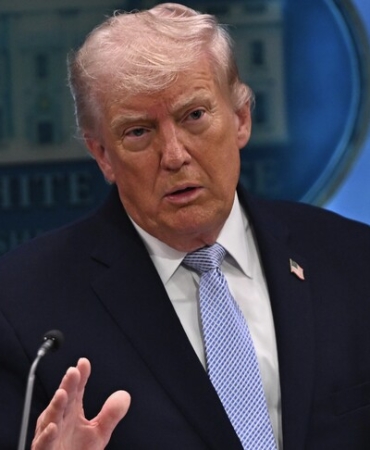 trump-ab-menseli-otomobil-ve-kamyonlara-uygulanan-tarifeleri-yuzde-25e-cikaracagini-acikladi.jpeg