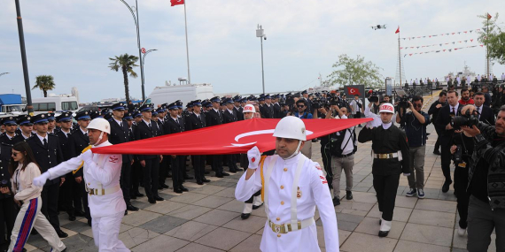 Atatürk’ü temsil eden bayrak Samsun’da karaya çıkarıldı