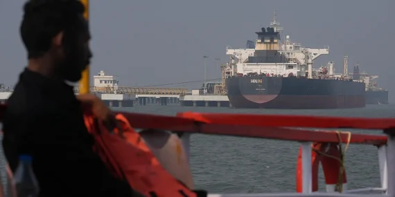 Hürmüz Boğazı’nda petrol sevkiyatıTankerler geçiş yaptı
