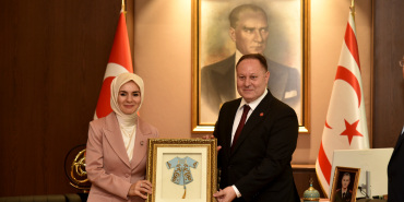 1781787185488Meclis-Ba-kan-zt-rkler-T-rkiye-Cumhuriyeti-Aile-ve-Sosyal-Hizmetler-Bakan-G-kta-kabul-e.jpeg
