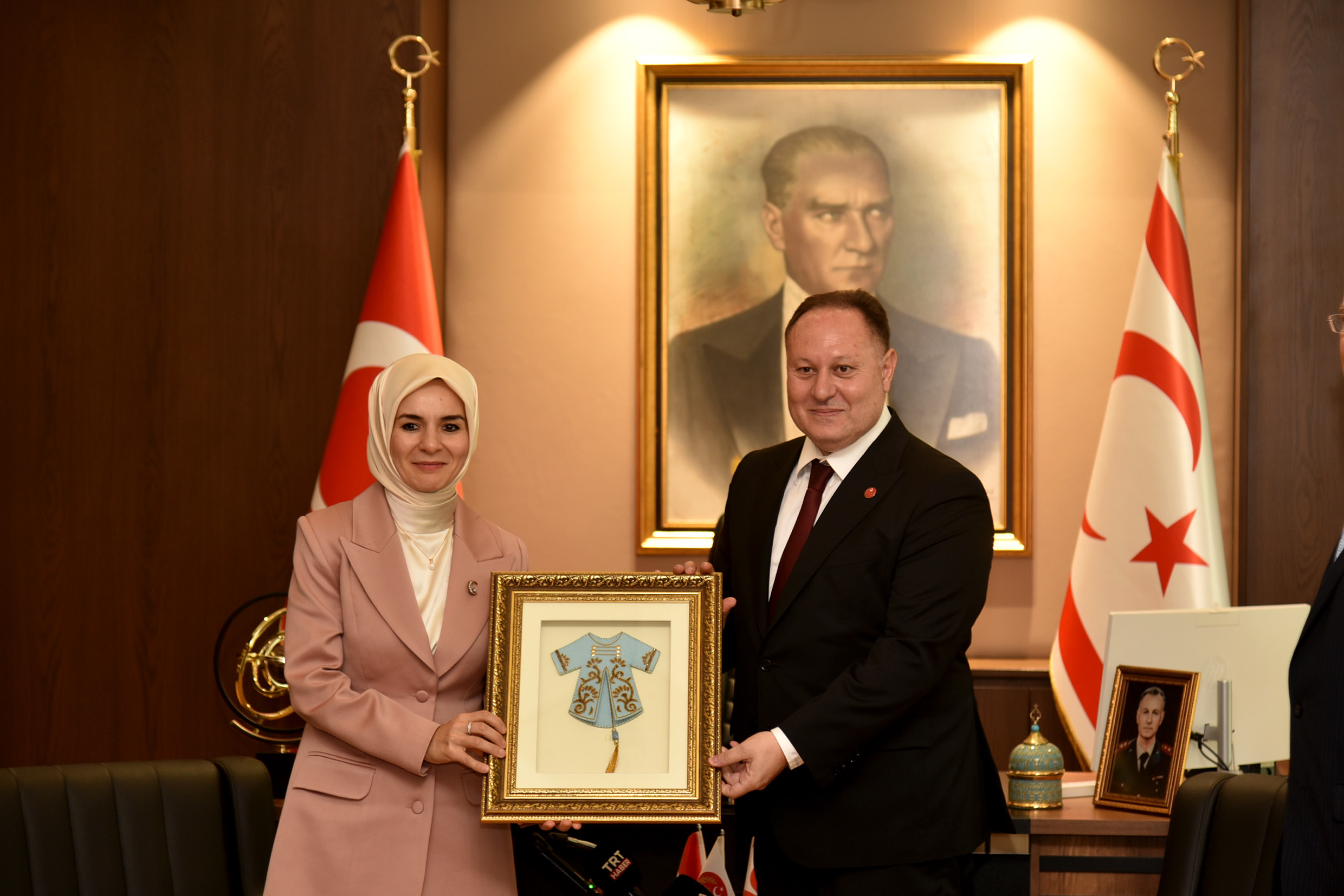 1781787185488Meclis-Ba-kan-zt-rkler-T-rkiye-Cumhuriyeti-Aile-ve-Sosyal-Hizmetler-Bakan-G-kta-kabul-e.jpeg