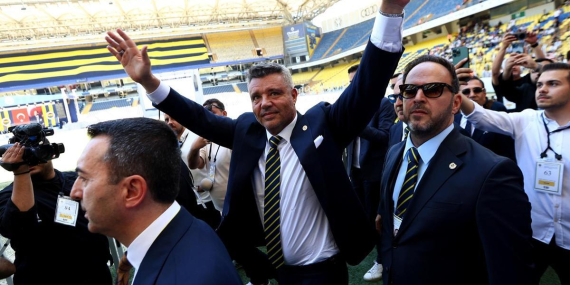 Sadettin Saran, alkışlarla kongreden ayrıldı