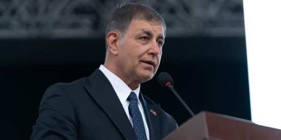 İzmir Büyükşehir Belediye Başkanı Cemil Tugay, CHP’den istifa etti
