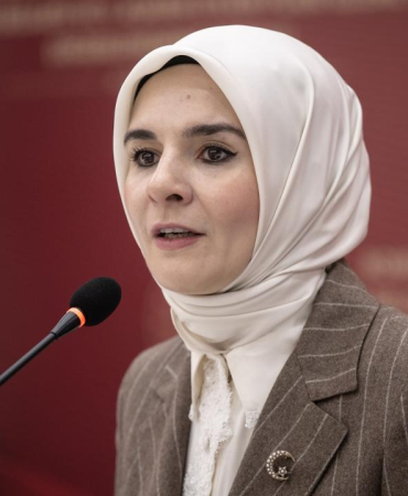 mahinur-ozdemir-goktasaa-2434446.jpg