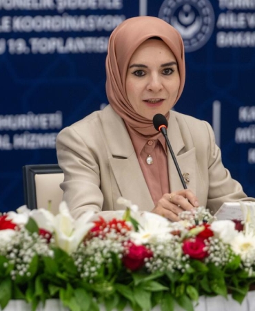 mahinur-ozdemir-goktasaa-2467500.jpg