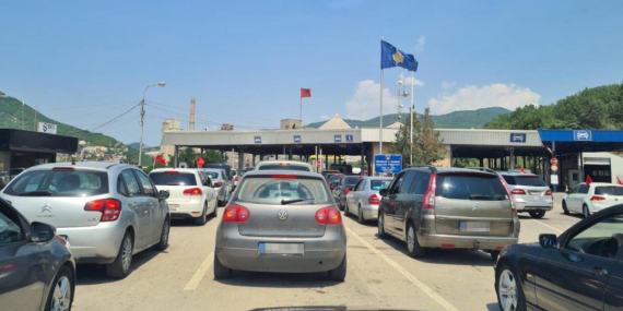 Kosova-Arnavutluk Sınırında Kilometrelerce Araç KuyruğuSıkı Denetimler ve Kaza Trafiği Kilitledi