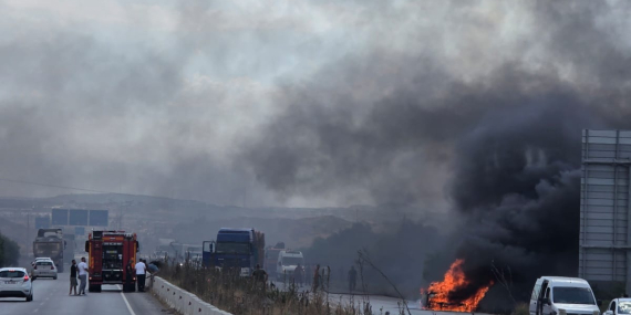 Lefkoşa Kuzey Çevre Yolu’nda araç yangınıAlevler araziye sıçradı