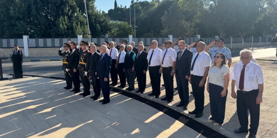 İlk Tören Şehitler Anıtı Önünde Yapıldı