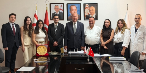 Genç hekimlerin haklı mücadelesinde yanlarındayız