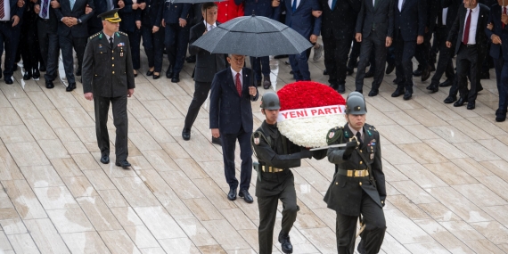Özgür Özel ve Yeni Parti heyeti Anıtkabir’i ziyaret etti
