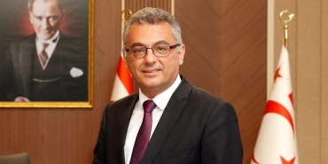 1785494188172Erh-rman-ayakta-g-l-mseyen.jpg