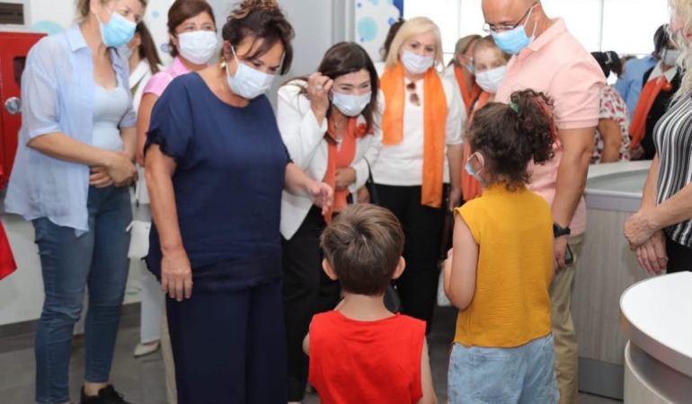 Zerrin Üstel’den çocuklara anlamlı ziyaret