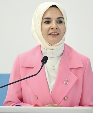 mahinur-ozdemir-goktas-2280853.jpg
