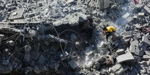 Gazze’de İsrail saldırısında hasar gören bina çöktü… 5’i çocuk 11 kişi hayatını kaybetti