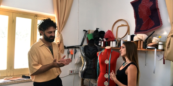 Mert Özyürekliler, Kıbrıs’tan izler taşıyan tasarımlarını Shirvanna markasıyla farklı ülkelere taşıyor
