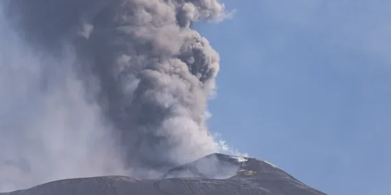 İtalya’da Etna yanardağının kül püskürtmesi hava ulaşımını aksattı