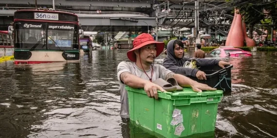 Tayland’ın başkenti Bangkok’ta sel nedeniyle binlerce kişi tahliye edildi
