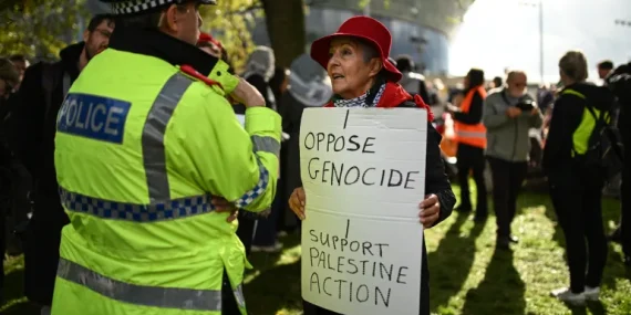 İngiltere dışişleri bakanı ed miliband, palestine action protestolarıyla karşılaştı