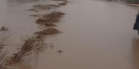 Yılmazköy ile Kılıçaslan arasındaki dere taştı, yol trafiğe kapatıldı