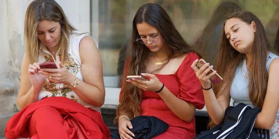 Sosyal Medyada Sağlık Uyarısı Etkisi: Gençlerin Kullanımı Azalabilir