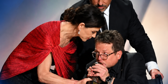 MICHAEL J. FOX’TAN EMMY GECESİNDE DUYGULANDIRAN PARKİNSON MÜCADELESİ