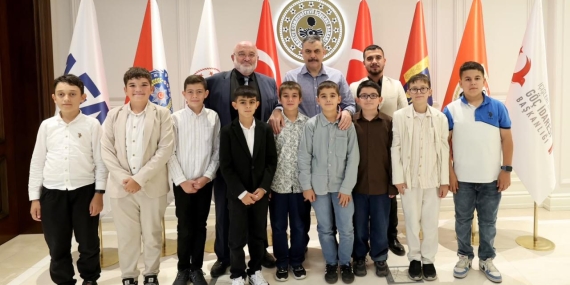 İçişleri Bakanı Çiftçi, kendisine çağrıda bulunan gençleri ağırladı
