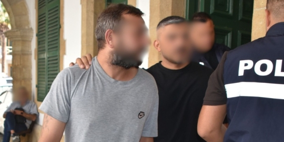 LEFKOŞA’DA YASAKLI MADDE OPERASYONU: DEDEKTÖR KÖPEK LOKUM İLE ARAMA, 8 GÜN EK TUTUKLULUK
