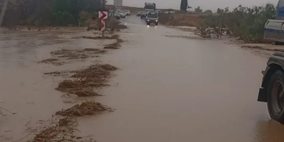 SAĞANAK YAĞIŞ YOLU KAPATTI: YILMAZKÖY-KILIÇASLAN ANAYOLU TRAFİĞE KAPATILDI
