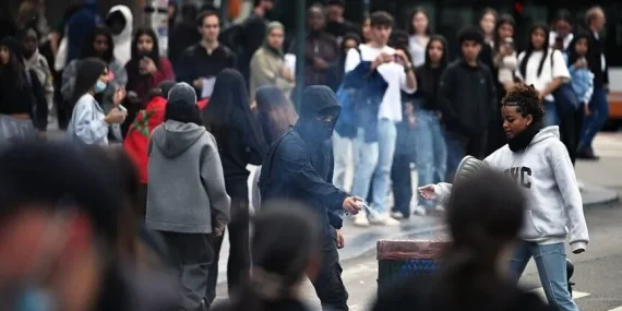 BELÇİKA’DA EĞİTİM REFORMLARINI PROTESTO EDEN ÖĞRENCİLER BRÜKSEL’DE OKULUN GİRİŞİNİ KAPATTI