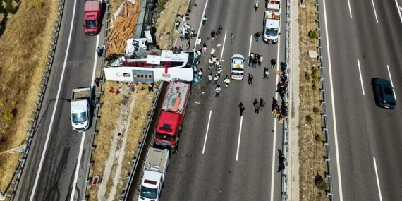 MANİSA’DA FACİAÇEKİCİNİN TUR OTOBÜSÜNE ÇARPTIĞI KAZADA 11 KİŞİ HAYATINI KAYBETTİ, 27 KİŞİ YARALANDI