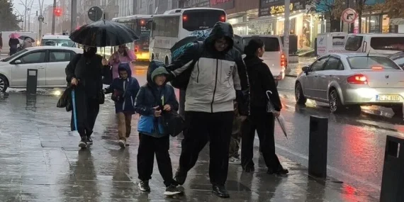İSTANBUL’DA OLUMSUZ HAVA KOŞULLARI NEDENİYLE YARIN EĞİTİME 1 GÜN SÜREYLE ARA VERİLDİ