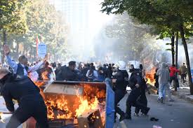 ARNAVUTLUK’TA ÖĞRENCİ PROTESTOLARIHÜKÜMET BİNALARI ATEŞE VERİLDİ