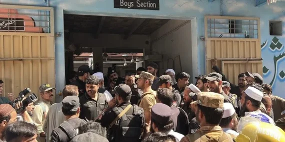 PAKİSTAN’DA OKUL ÇATISI ÇÖKTÜ27 ÖĞRENCİ VE BİR ÖĞRETMEN HAYATINI KAYBETTİ