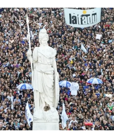 1792130736153arjantinde-binlerce-kisi-hukumetin-egitimdeki-butce-kesintisini-protesto-etti-H1619277.webp