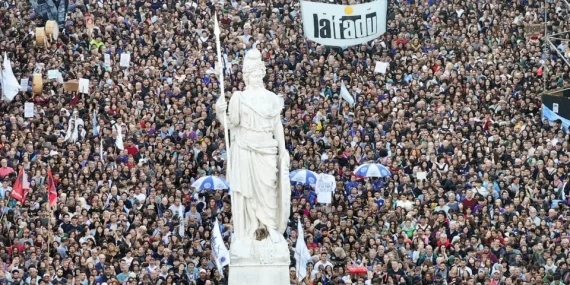 Arjantin’de binlerce kişi hükümetin eğitimdeki bütçe kesintisini protesto etti