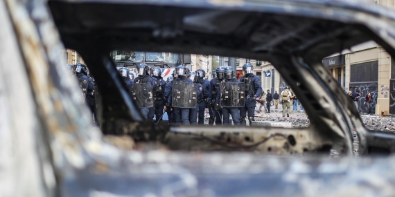 FRANSA’DA PROTESTOLARIN ARDINDAN İÇİŞLERİ BAKANI İSTİFA ETTİ, MACRON KABUL ETMEDİ
