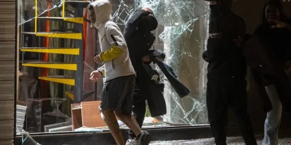BARSELONA’DA ŞİDDET OLAYLARININ YAŞANDIĞI PROTESTOLARA POLİS MÜDAHALE ETTİ